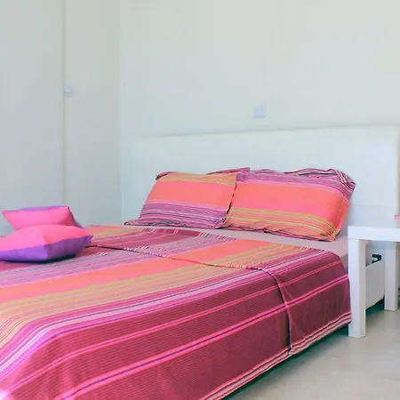 2b Seafront Boutique Finikoudes Beach Apartmán *